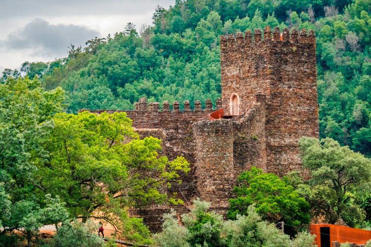 O castelo da Serra da Lousã onde a mulher de D. Afonso Henriques passava o verão