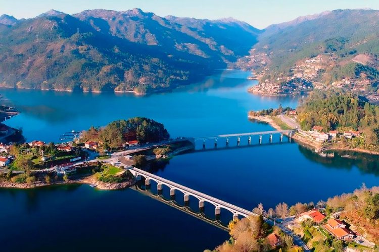 Albufeira da Caniçada: o grande lago do Gerês onde a natureza revela toda a sua grandiosidade Albufeira da Caniçada: o grande lago do Gerês onde a natureza revela toda a sua grandiosidade