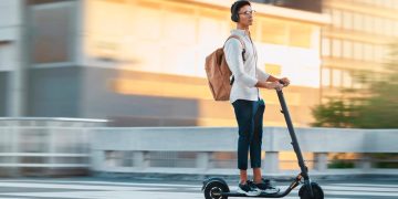 Capacete obrigatório nas trotinetes e bicicletas elétricas: novas regras e multas até 150 euros