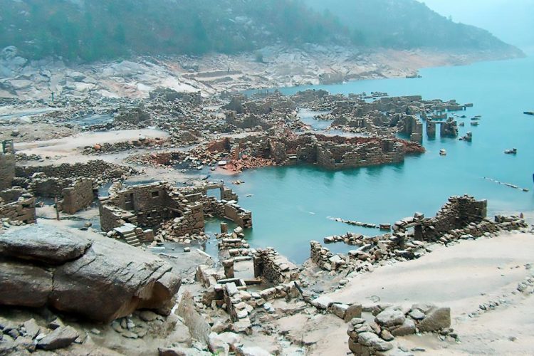 Vilarinho das Furnas: a aldeia portuguesa com 2 mil anos que foi engolida por uma barragem Vilarinho das Furnas: a aldeia portuguesa com 2 mil anos que foi engolida por uma barragem