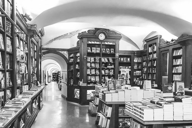 A livraria mais antiga do mundo fica em Portugal e continua a encantar gerações desde 1732