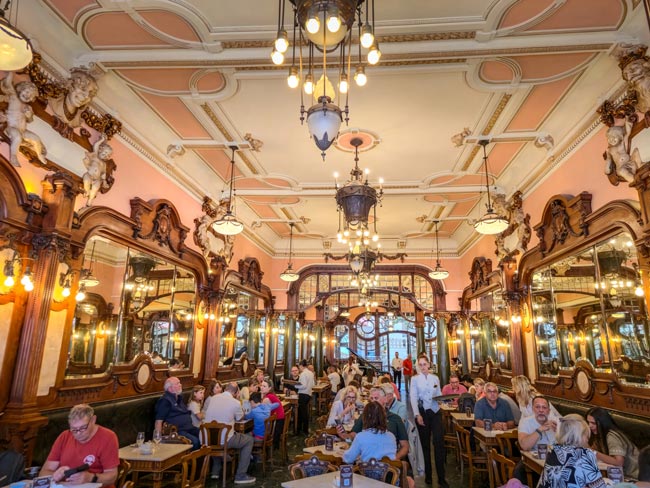 O Majestic Café é um dos cafés mais bonitos do mundo e um dos maiores tesouros históricos do Porto O Majestic Café é um dos cafés mais bonitos do mundo e um dos maiores tesouros históricos do Porto