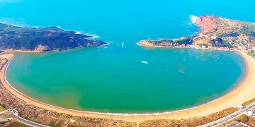 São Martinho do Porto, uma das baías mais bonitas do mundo fica em Portugal