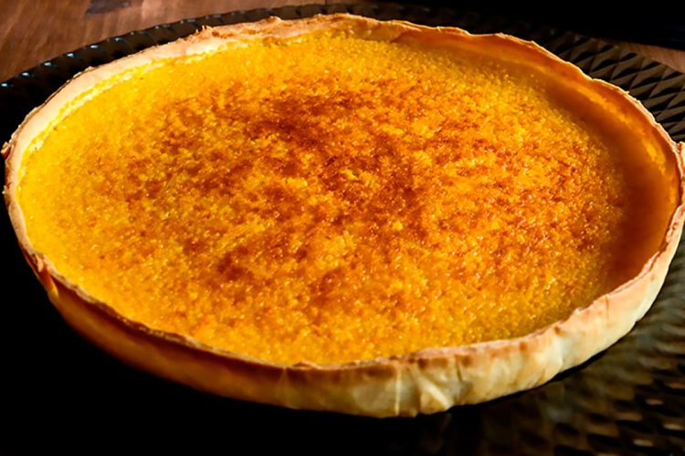 O segredo da tarte de natas com leite condensado: a sobremesa dos três ingredientes que derrete na boca