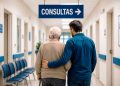 Acompanhar pais idosos ao médico: saiba quantos dias pode faltar ao trabalho e se perde o salário