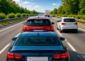 A 120 km/h e com um carro colado atrás… é obrigado a sair da esquerda?
