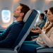 Reclinar o banco no avião é falta de educação? A discussão que divide passageiros