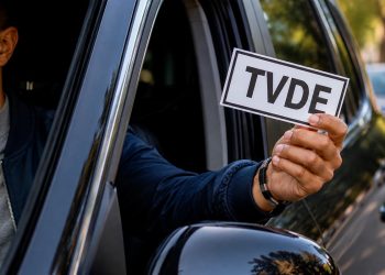 TVDE vai mudar: câmaras no interior, motoristas obrigados a falar português e novas regras para as tarifas