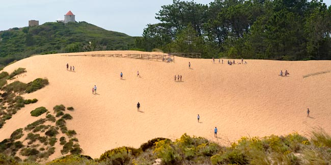 A maior duna de Portugal e uma das maiores da Europa: um gigante de areia com 50 metros que parece saído de outro mundo A maior duna de Portugal e uma das maiores da Europa: um gigante de areia com 50 metros que parece saído de outro mundo