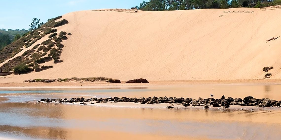 A maior duna de Portugal e uma das maiores da Europa: um gigante de areia com 50 metros que parece saído de outro mundo