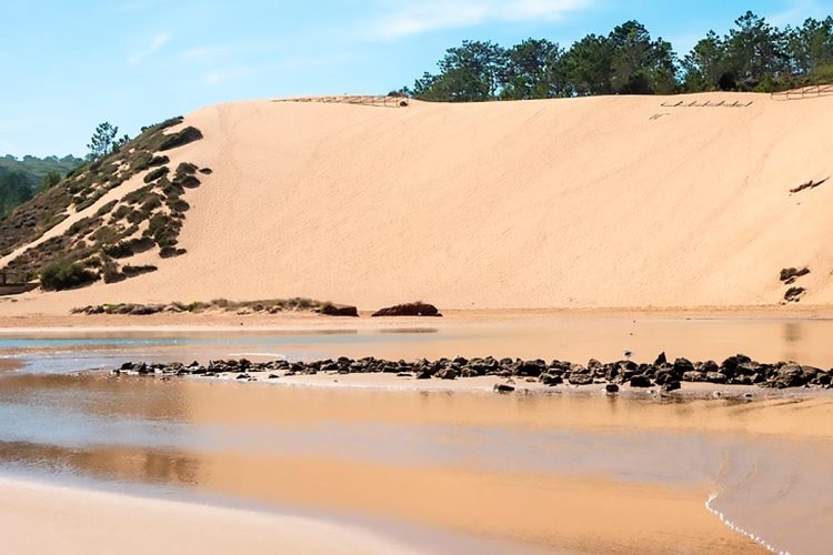 A maior duna de Portugal e uma das maiores da Europa: um gigante de areia com 50 metros que parece saído de outro mundo A maior duna de Portugal e uma das maiores da Europa: um gigante de areia com 50 metros que parece saído de outro mundo