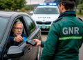 Falsos militares da GNR enganaram condutor de 71 anos e roubaram-lhe 6.000 euros após falsa operação stop Falsos militares da GNR enganaram condutor de 71 anos e roubaram-lhe 6.000 euros após falsa operação stop