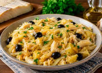 Bacalhau desfiado à moda antiga: receita tradicional