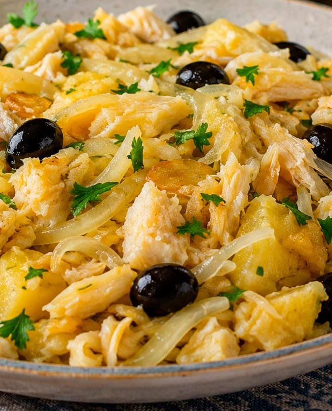 Bacalhau desfiado à moda antiga: receita tradicional Bacalhau desfiado à moda antiga
