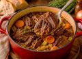 Carne de vaca estufada à moda antiga: tão tenra que se corta à colher Carne de vaca estufada à moda antiga: tão tenra que se corta à colher