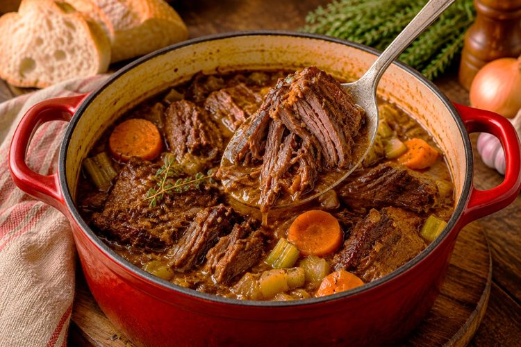 Carne de vaca estufada à moda antiga: tão tenra que se corta à colher Carne de vaca estufada à moda antiga: tão tenra que se corta à colher