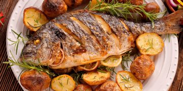 Dourada assada no forno à portuguesa: o segredo para ficar suculenta por dentro e dourada por fora
