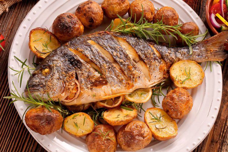 Dourada assada no forno à portuguesa: o segredo para ficar suculenta por dentro e dourada por fora Dourada assada no forno à portuguesa: o segredo para ficar suculenta por dentro e dourada por fora