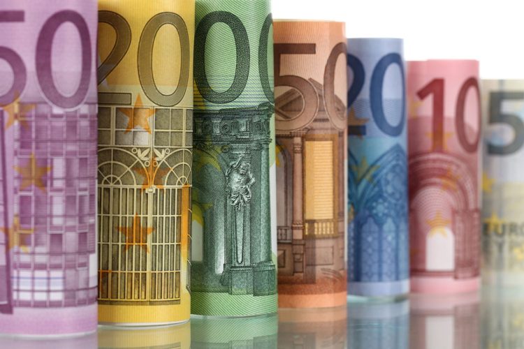 Pagamentos em dinheiro: UE fixa limite de 10 mil euros, mas Portugal mantém os 3 mil
