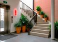 Um simples vaso pode custar-lhe até 3.700€: saiba o que diz a lei antes de decorar as áreas comuns
