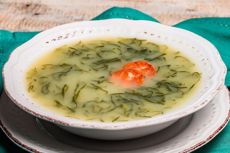 O segredo do Caldo Verde perfeito: o erro que pode estragar a cor, o sabor e a textura