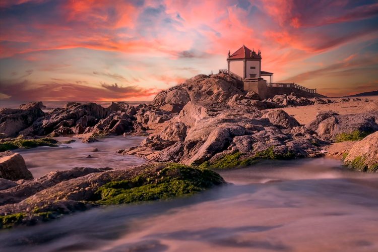 Capela do Senhor da Pedra: o santuário à beira-mar que guarda um dos maiores mistérios de Portugal Capela do Senhor da Pedra: o santuário à beira-mar que guarda um dos maiores mistérios de Portugal