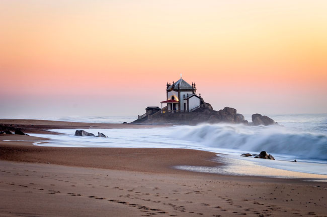 Capela do Senhor da Pedra: o santuário à beira-mar que guarda um dos maiores mistérios de Portugal Capela do Senhor da Pedra: o santuário à beira-mar que guarda um dos maiores mistérios de Portugal
