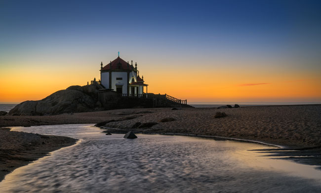Capela do Senhor da Pedra: o santuário à beira-mar que guarda um dos maiores mistérios de Portugal Capela do Senhor da Pedra: o santuário à beira-mar que guarda um dos maiores mistérios de Portugal