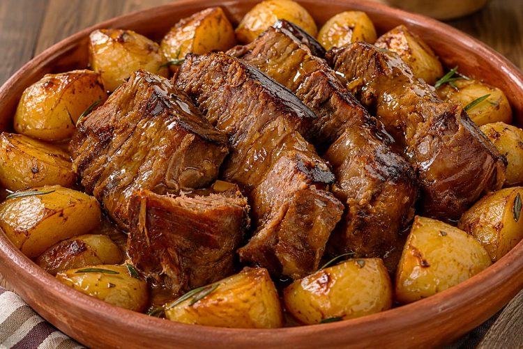 Carne assada suculenta com batata assada. Nunca sobra!