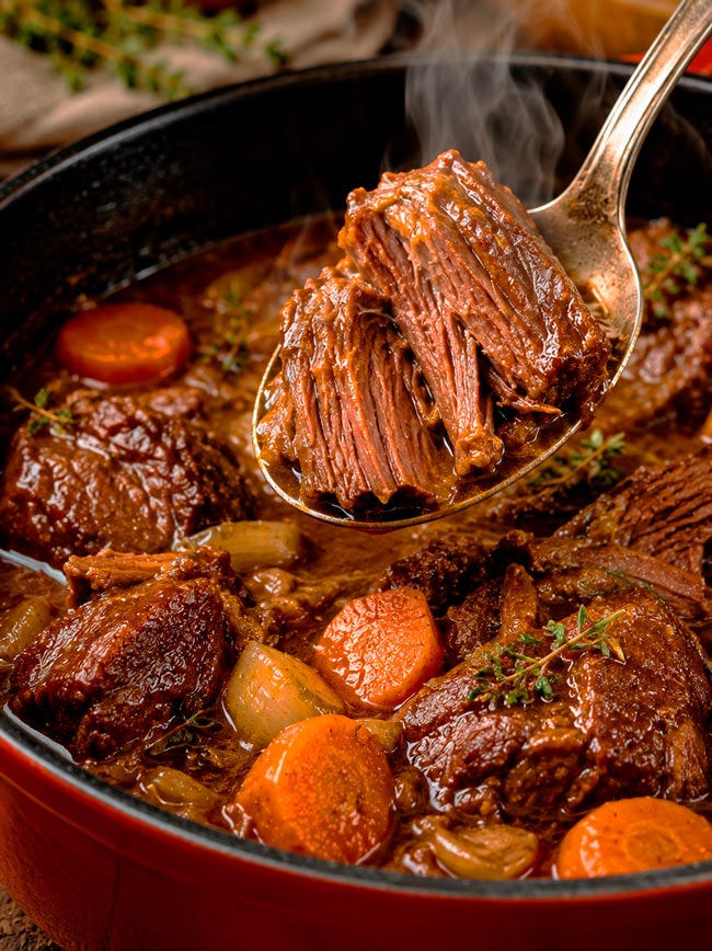 Carne de vaca estufada à moda antiga: tão tenra que se corta à colher Carne de vaca estufada à moda antiga