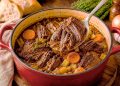 Carne de vaca estufada à moda antiga: tão tenra que se corta à colher Carne de vaca estufada à moda antiga: tão tenra que se corta à colher