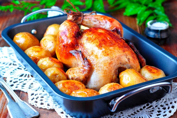 Frango Assado Inteiro no Forno: os truques para ficar suculento, dourado e irresistível