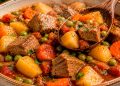 Jardineira de vitela à moda da avó: a receita tradicional, reconfortante e cheia de sabor Jardineira de vitela à moda da avó: a receita tradicional, reconfortante e cheia de sabor