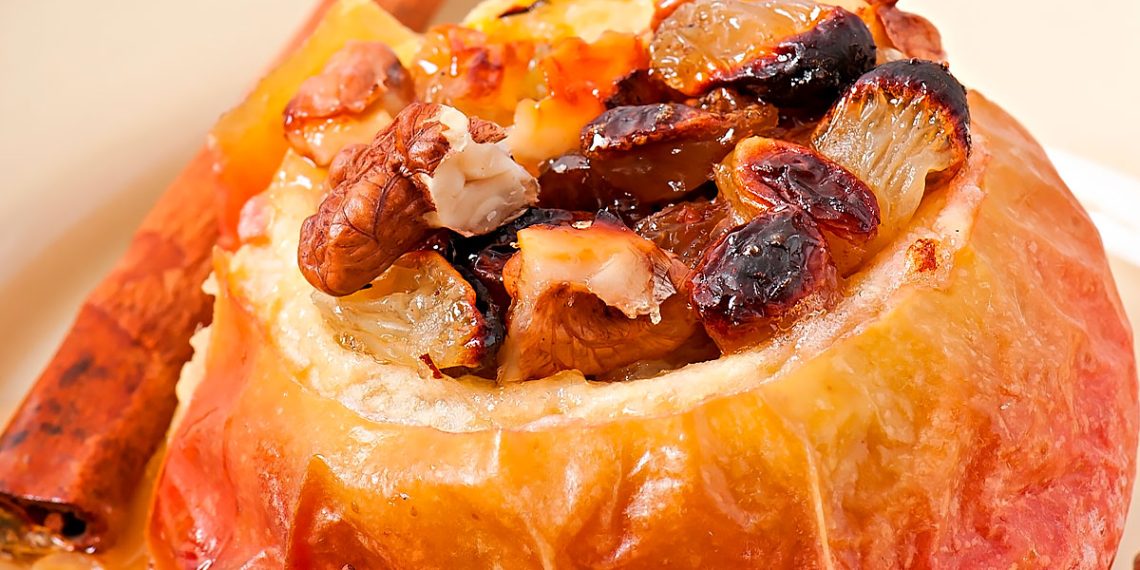 Maçã assada da avó com passas, nozes e mel: receita fácil