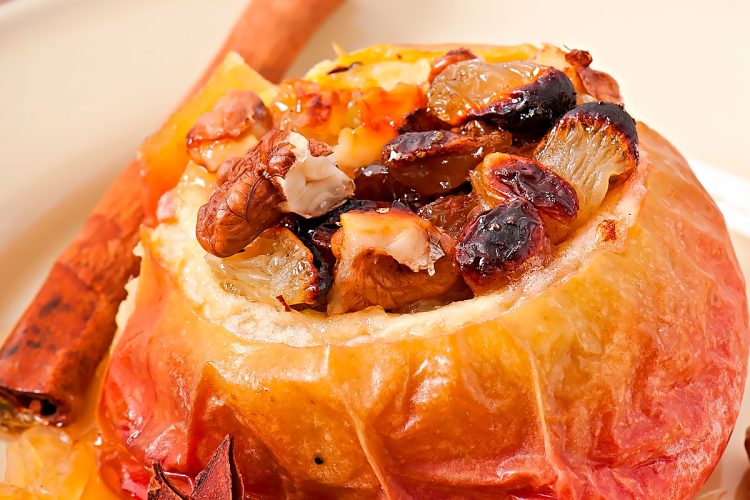 Maçã assada da avó com passas, nozes e mel: receita fácil Maçã assada da avó com passas, nozes e mel: receita fácil