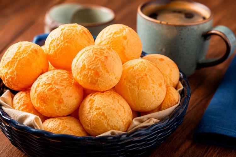 Pão de queijo: receita tradicional brasileira para fazer o melhor pão de queijo de sempre Pão de queijo: receita tradicional brasileira para fazer o melhor pão de queijo de sempre