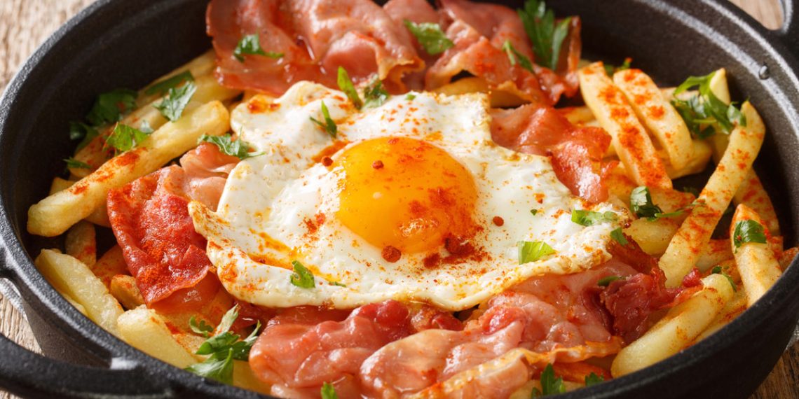 Ovos rotos com presunto: aprenda a preparar esta receita irresistível na perfeição
