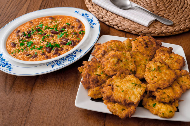 Pataniscas de bacalhau com arroz de feijão malandrinho: receita tradicional portuguesa Pataniscas de bacalhau com arroz de feijão malandrinho