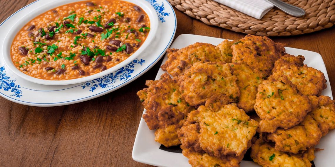 Pataniscas de bacalhau com arroz de feijão malandrinho: receita tradicional portuguesa