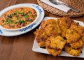 Pataniscas de bacalhau com arroz de feijão malandrinho: receita tradicional portuguesa