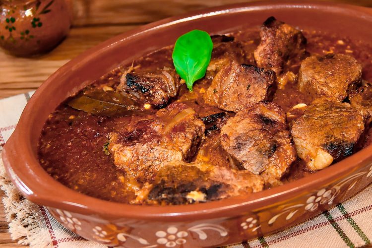 Vitela Assada à Moda Antiga: receita tradicional, tenra e suculenta Vitela Assada à Moda Antiga: receita tradicional, tenra e suculenta