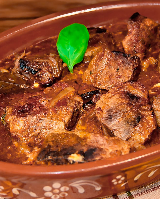 Vitela Assada à Moda Antiga: receita tradicional, tenra e suculenta Vitela Assada à Moda Antiga: receita tradicional, tenra e suculenta