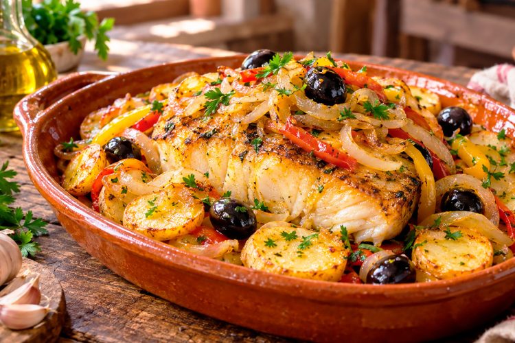 Bacalhau à Minhota: receita tradicional com batata, pimento e vinho verde Bacalhau à Minhota: receita tradicional com batata, pimento e vinho verde