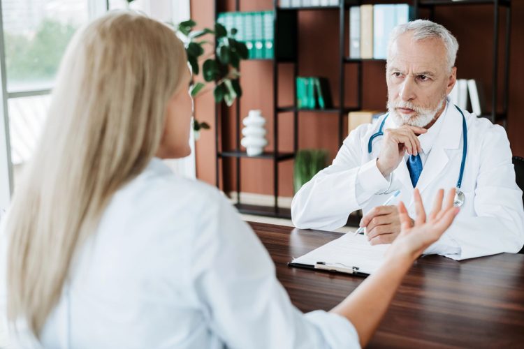 Baixa médica: pode sair de casa? Estes horários e regras podem suspender o subsídio