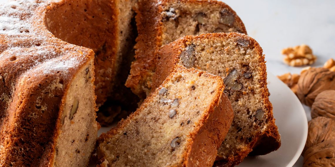 Bolo de noz e canela com mel e brandy: uma receita aromática, húmida e irresistível