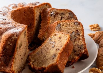 Bolo de noz e canela com mel e brandy: uma receita aromática, húmida e irresistível