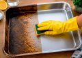Como limpar assadeiras encardidas: o truque simples para remover gordura e resíduos queimados