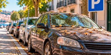 Quantos dias pode um carro ficar estacionado no mesmo sítio? A resposta está no Código da Estrada