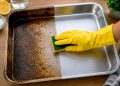 Como limpar gordura queimada da assadeira com apenas 3 ingredientes