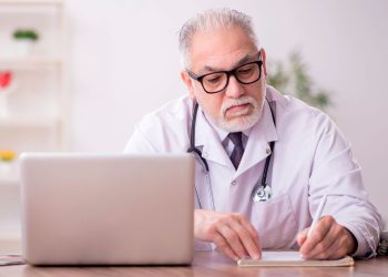 Atestados médicos vão sair dos centros de saúde: saiba o que muda